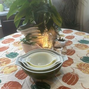 Vintage Pyrex nesting mixing bowls